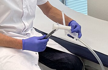 Mevrouw Hendriks liet haar uitwendige aambeien behandelen